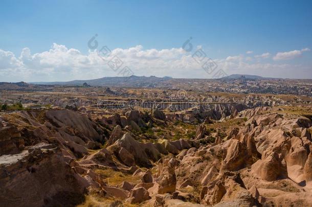 红色的山谷,水<strong>平偏</strong>移.美丽的风景关于山和巨鸟