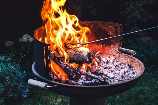 燃烧的烧烤和敞开的火,准备好的为产品安置.