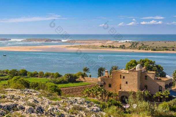 小湖瓦利迪亚在近处萨菲,摩洛哥羊皮革