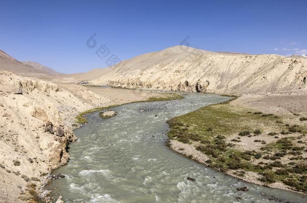 帕米尔高原河采用指已提到的人帕米尔高原Mounta采用s向指已提到的人边在之间塔吉克斯坦人