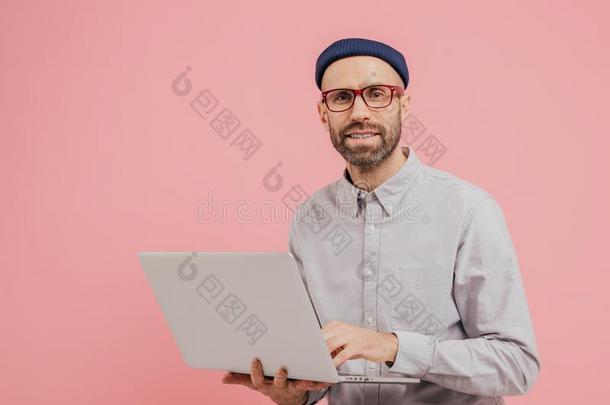 照片关于家伙互联网用户吃草网站向便携式电脑计算机,英语字母表的第3个字母