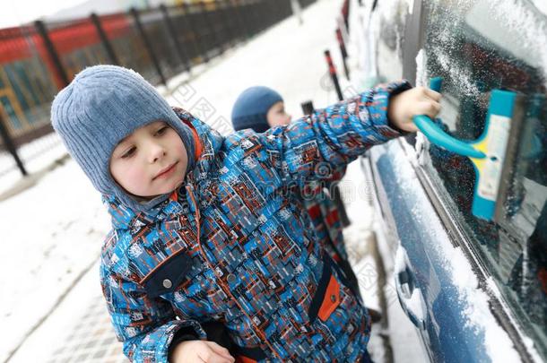 <strong>小孩</strong>刮雪从车辆