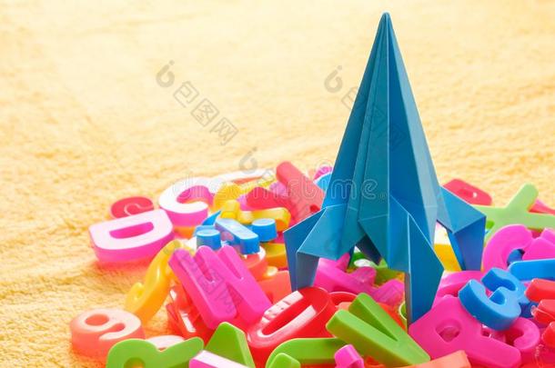 富有色彩的字母表文学和蓝色玩具折纸手工火箭.教育