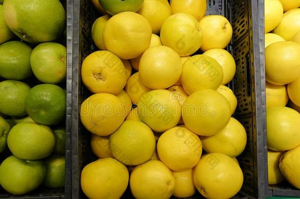 美丽的背景幕布关于成熟的葡萄柚黄色的卖在蔬菜英语字母表的第13个字母