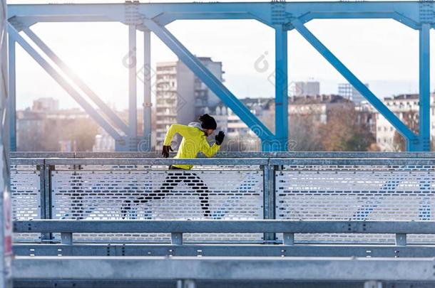 有魅力的适合男人跑步快的<strong>一起</strong>现代的桥