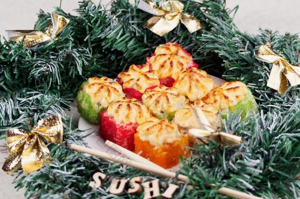 圣诞节寿司.新的年寿司.寿司和圣诞节花环.