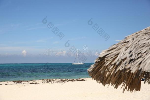 热带的海滩和白色的沙,blue蓝色e蓝色海,blue蓝色e蓝色天和帆船