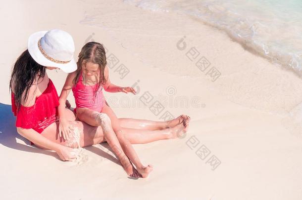 家庭向热带的海滩.妈妈和小孩享有他们的vacati向
