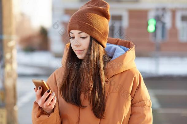 有魅力的女士用途可移动的电话为航行采用未知的城市