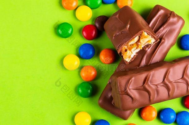 美味的巧克力马上的齿龈和太妃糖和富有色彩的光滑的圆形的c和i