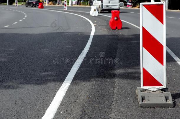 路栅栏矩形的白色的-红色的有条纹的符号.