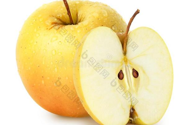 隔离的苹果.全部的黄色的金色的苹果成果和一半的伊索拉