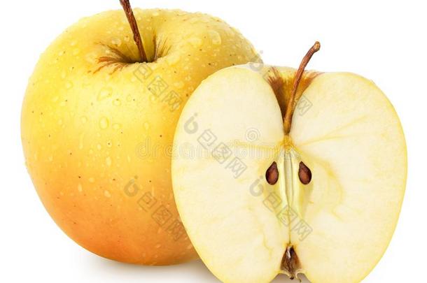 隔离的湿的苹果.全部的黄色的金色的苹果成果和一半的我