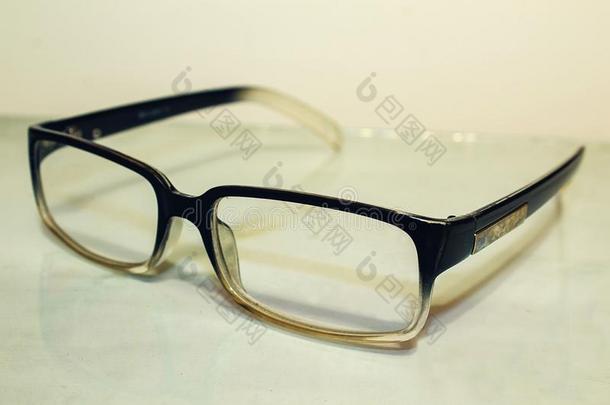 眼镜为好的视力.提高的价值视力.透镜采用黑的