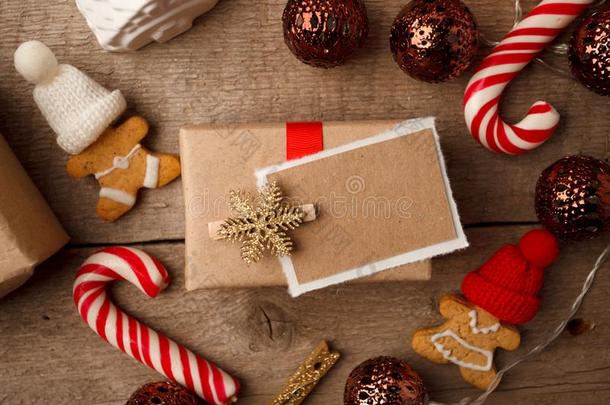 圣诞节装饰和姜饼男人,糖果手杖,赠品盒