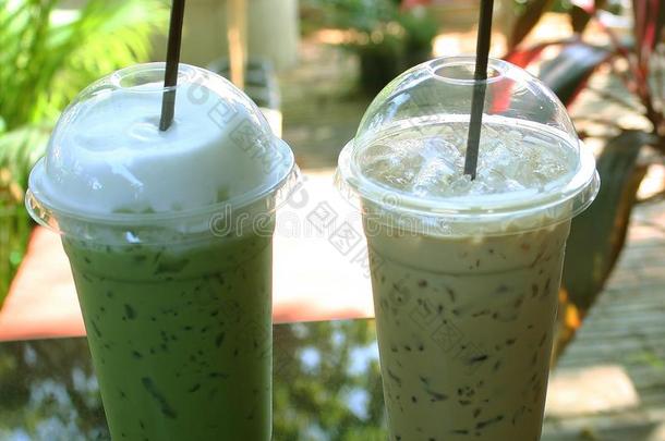冰冷的绿色的茶水和冰冷的咖啡豆