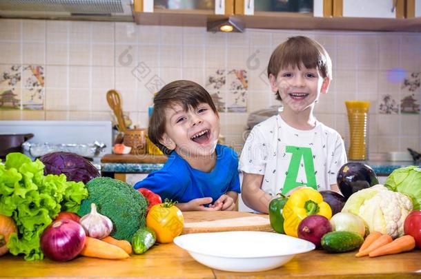 健康的吃.幸福的孩子们准备和食物蔬菜沙拉