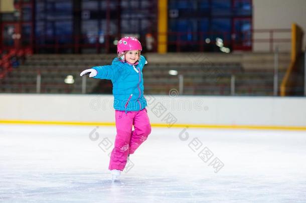 小孩溜冰向室内的冰溜冰场.小孩溜冰