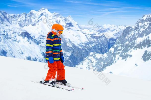 小孩<strong>滑雪</strong>.冬家庭雪运动.小孩<strong>滑雪</strong>ing