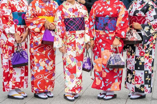 年幼的女孩使人疲乏的日本人和服起立采用前面关于森索吉