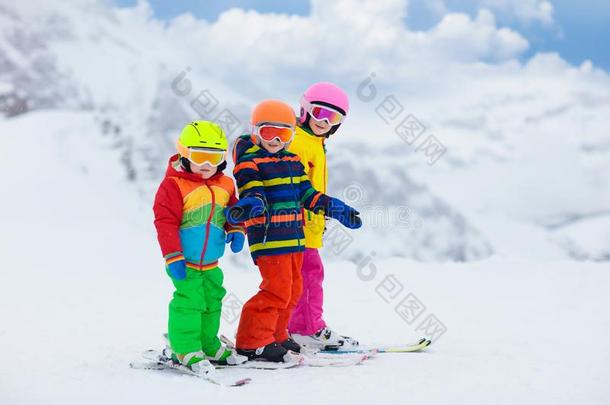 <strong>滑雪</strong>和雪冬乐趣为<strong>小孩</strong>.孩子们<strong>滑雪</strong>