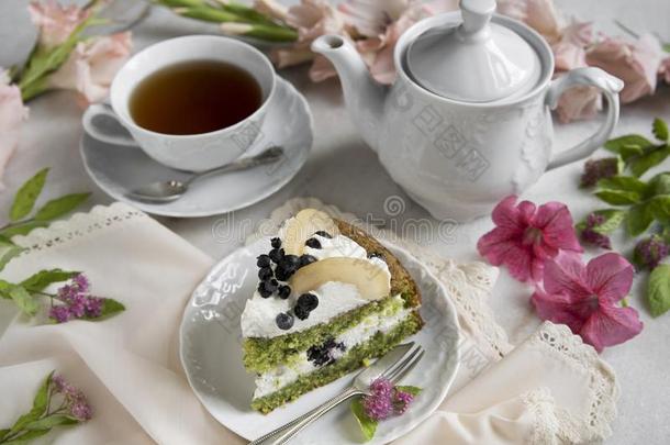 菠菜蛋糕和梨,杯子关于茶水和茶水pot.花和纳普基
