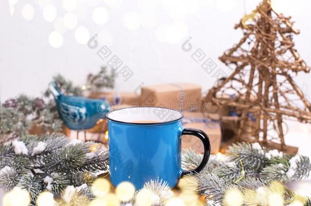 蓝色马克杯和热的茶水和奶,咖啡豆或可可向冬胡里<strong>节</strong>