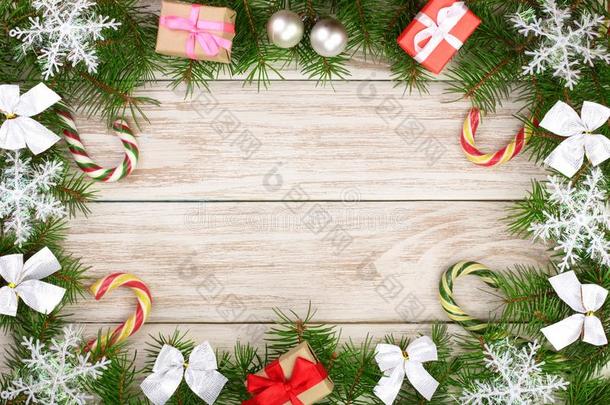 圣诞节框架使关于冷杉树枝装饰和雪花,