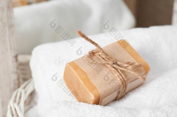 肥皂条和干净的毛巾采用洗衣店篮,特写镜头