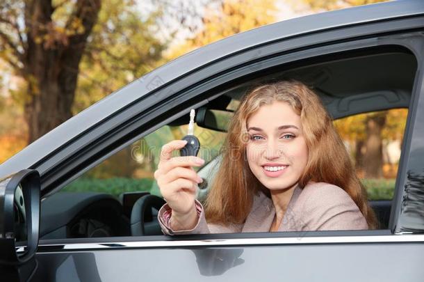 幸福的女人佃户租种的土地汽车钥匙采用汽车