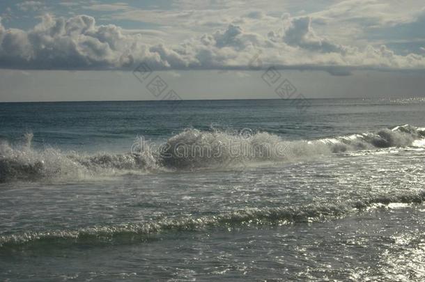 碎浪花一起指已提到的人祖母绿海岸海滩