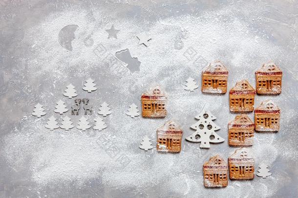 神秘的冬村民使从Home使圣诞节甜饼干