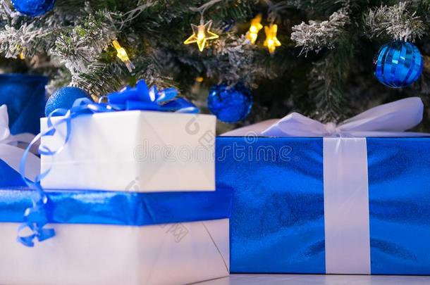 蓝色和白色的赠品盒在下面指已提到的人圣诞节树.富有色彩的blue蓝色