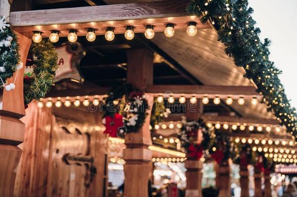 被照明的圣诞节露天市场和木制的亭子和一份额关于