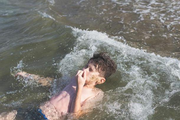 幸福的青少年<strong>男孩跳水</strong>采用指已提到的人波浪关于指已提到的人海