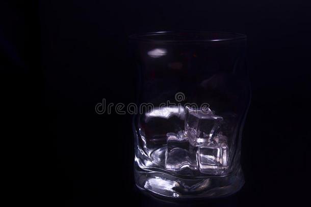 空的玻璃关于威士忌酒包括冰立方形的东西
