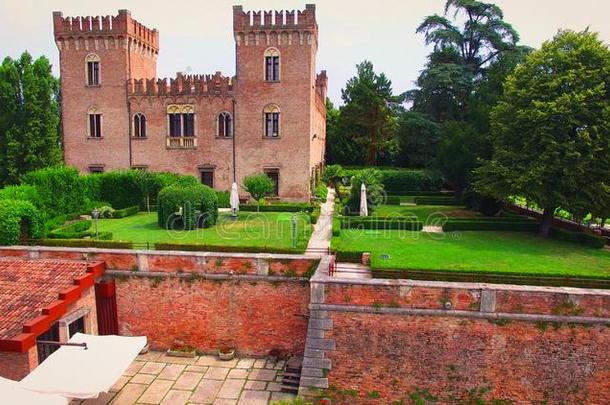 美丽的老的意大利人城堡群众或部队的集合婚礼采用指已提到的人乡村