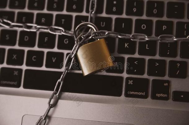 计算机的安全观念,上锁的链子向便携式电脑计算机