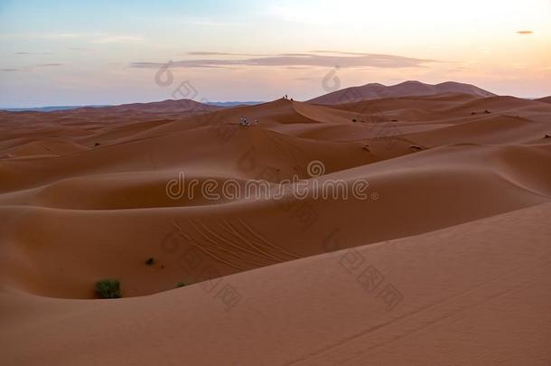 美丽的富有色彩的日落采用尔<strong>格</strong>切比沙丘,撒哈拉<strong>沙漠沙漠</strong>,我