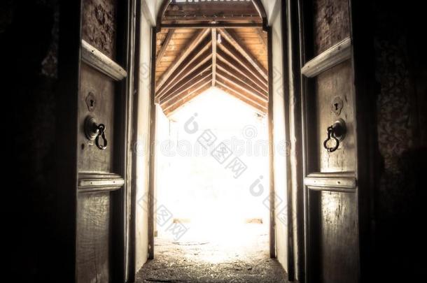 断开的老的古代的庙门门和发光光和字母f