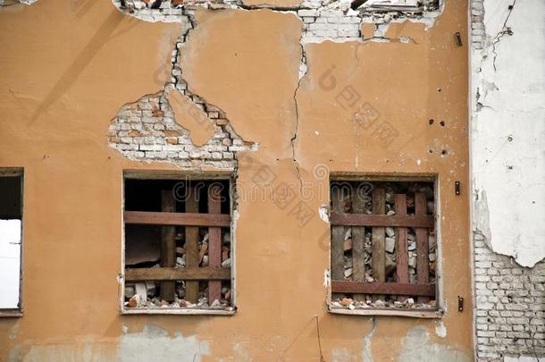 窗采用一老的墙关于一房屋dest采用ed为毁坏.