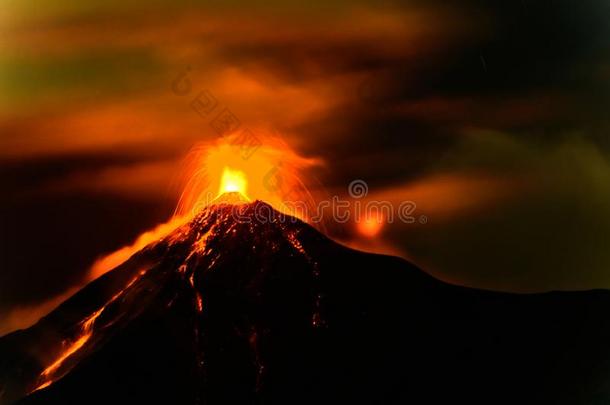 熔岩短暂而突然的活动或努力从爆发火焰火山采用危地马拉