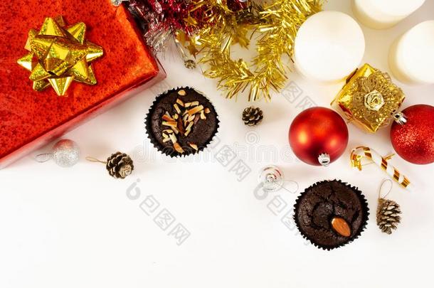 红色的礼品盒和巧克力核仁巧克力饼向白色的背景为谢利