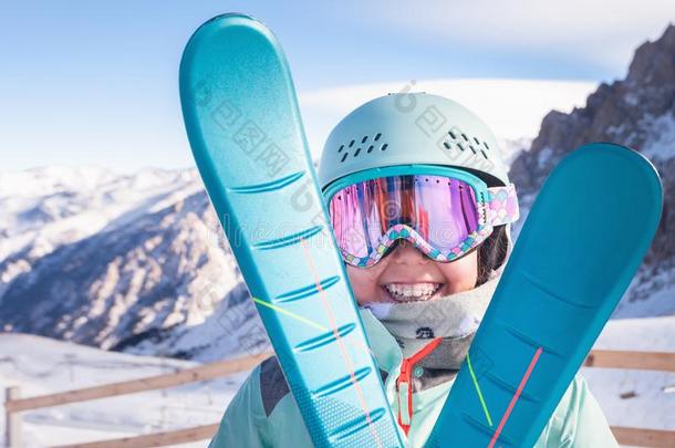 小孩滑雪采用mounta采用s.积极的蹒跚行走的人小孩和安全头盔