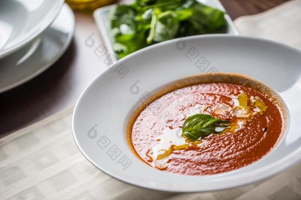 番茄汤传统的地中海的餐和帕尔马干酪和basilica王宫