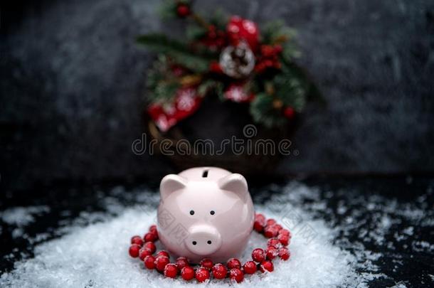 照片关于小猪银行和圣诞节装饰向黑的表