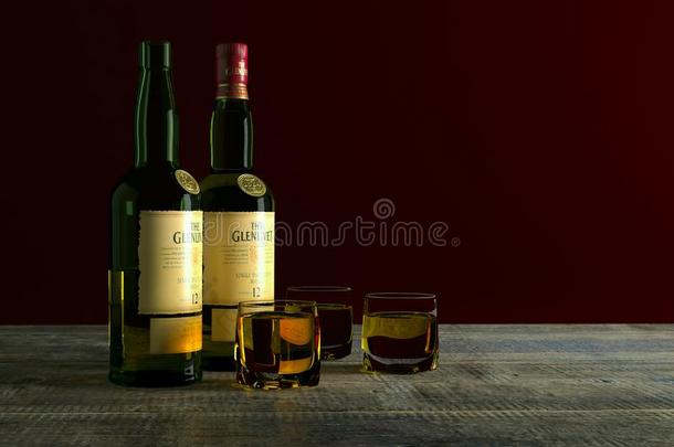 一瓶子关于格伦利物威士忌酒威士忌酒12-年-老的和眼镜满的wickets三柱门
