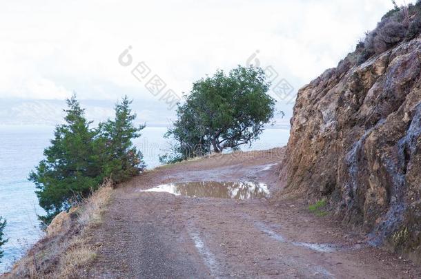 道路向指已提到的人大的小山和树.旅行照片2018,12月