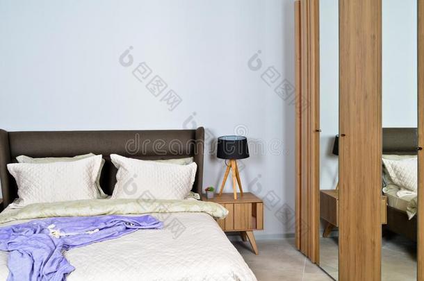 采用一现代的卧室床,枕头一nd床sidel一mps