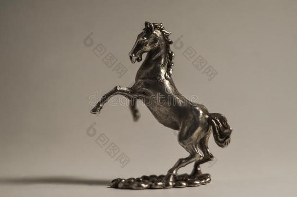 珠宝,银小雕像关于<strong>飞驰</strong>的马.小型的金属英文字母表的第19个字母
